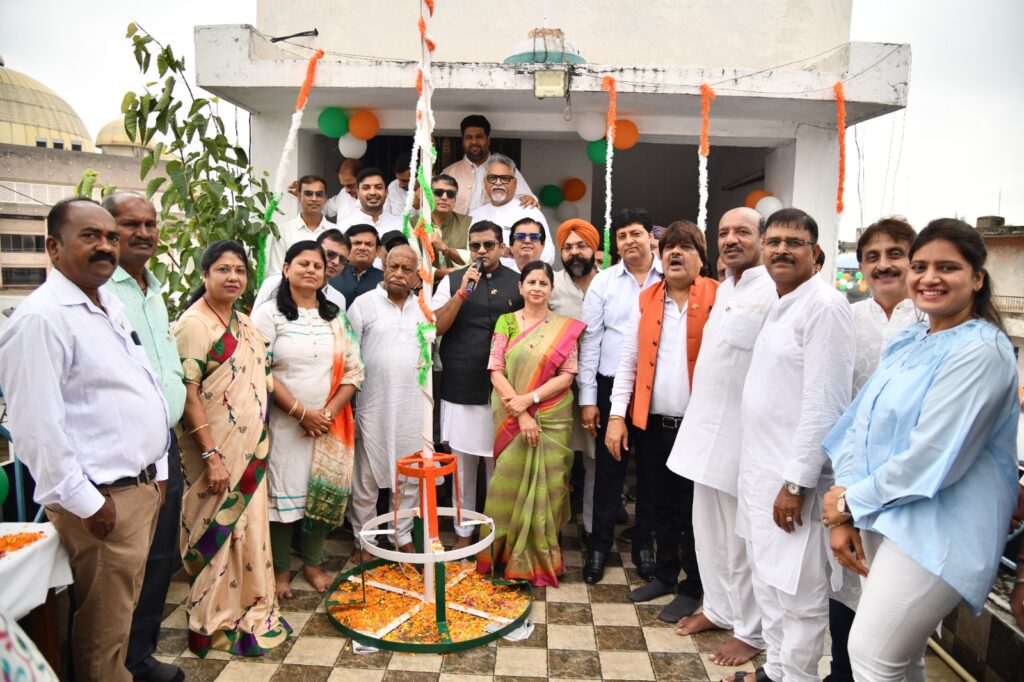 स्वतंत्रता दिवस पर चेम्बर भवन में शान से लहराया तिरंगा, देशभक्ति के नारों से गूंजा परिसर